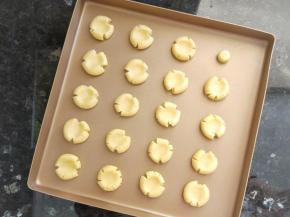 冷藏好的饼干面团搓成小圆球，再用大拇指轻轻的按压，会形成个很自然的开裂纹路，我大概每个小圆球是10克左右。
处理好后把饼干放入提前预热好的烤箱，中层上下火170度15--17分钟，烤至饼干边缘微泛黄即可。
实际的烤箱温度与时间根据自己的烤箱温度来调整。