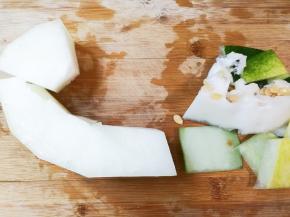 冬瓜洗净削去皮，去掉瓜瓤