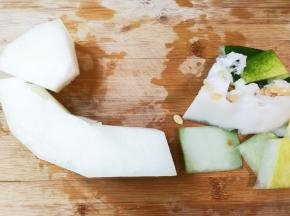 冬瓜洗净削去皮，去掉瓜瓤