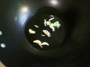 热锅凉油放入葱白姜片煎出香味