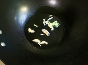 热锅凉油放入葱白姜片煎出香味