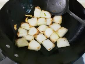 放入冬瓜两面煎黄