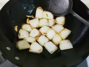 放入冬瓜两面煎黄