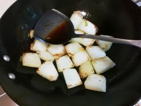 放入两勺生抽翻炒均匀