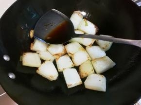 放入两勺生抽翻炒均匀