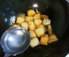 放入一大勺热水，盖上锅盖中火烧开转小火焖至冬瓜熟透，注意不要糊底，可以晃一晃锅防止糊底