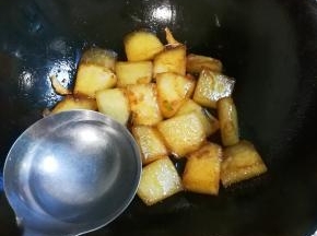 放入一大勺热水，盖上锅盖中火烧开转小火焖至冬瓜熟透，注意不要糊底，可以晃一晃锅防止糊底