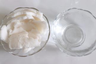 处理干净椰肉，如果有棕色的软皮，用削皮器削掉，准备纯净水，或者椰汁。