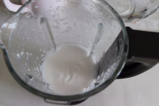 倒入破壁机里，开启一个果蔬的程序，就可以了。倒出保存到密封盒粒待用。