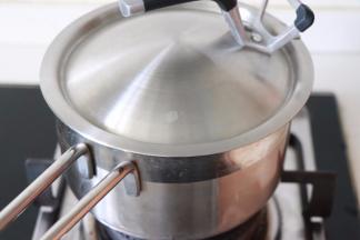 小火煮大约20-25分钟，中间还有少量的白色就可以关火了。接下来是比较关键的，就是闷的过程，盖盖仔闷大约10分钟。