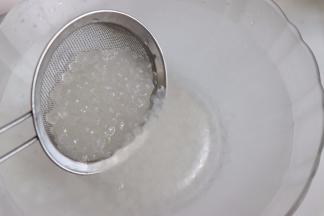 把西米捞出过冰水。这样做，小西米更加的Q弹爽滑。