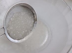 把西米捞出过冰水。这样做，小西米更加的Q弹爽滑。
