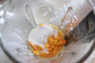 用刀取出芒果粒，中间的芒果可以留一些，最后装饰用，其他的放入破壁机中，加入150克刚才制作的浓椰浆，加入适量的牛奶。启用果蔬模式，得到了细腻的芒果椰奶。如果芒果不甜的话，这步可以加入适量蜂蜜，或者是白砂糖。