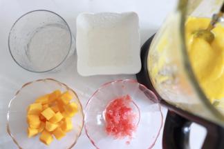 西柚撕出小粒。杯子和碗里，挖入一部分西米放到底部。这里的容器可以自行选择，这个量大约4-5个人吃。