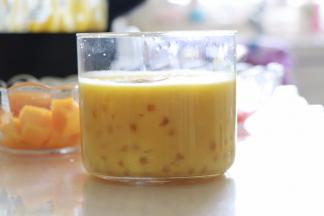 再倒入适量的芒果椰奶，和西米一起搅拌一下。如果觉得稠的话，可以倒入适量牛奶，这个可以根据自己口味来选择。