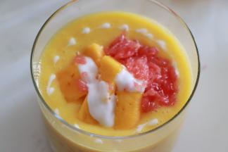 顶部放入芒果块，西柚粒，装饰一下。