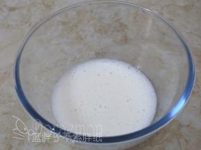 蛋黄蛋白分开，分别装入干净、无水、无油的打蛋盆中。牛奶和色拉油画“Z”字搅拌均匀。