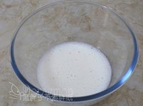 蛋黄蛋白分开，分别装入干净、无水、无油的打蛋盆中。牛奶和色拉油画“Z”字搅拌均匀。