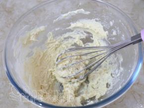 筛入低筋面粉，用手动打蛋器画“Z\