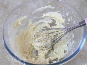 筛入低筋面粉，用手动打蛋器画“Z\