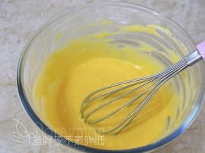 加入蛋黄，搅拌均匀。