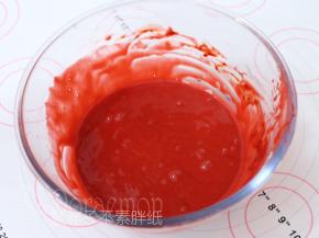 滴入红丝绒液，搅打均匀后放在一旁备用。这时候可预热烤箱，180℃。
