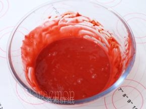 滴入红丝绒液，搅打均匀后放在一旁备用。这时候可预热烤箱，180℃。