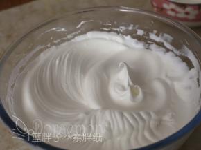 细砂糖分三次加入蛋白中，用电动打蛋器打发到干性发泡，即提起打蛋器时尖端是短而小的尖峰。