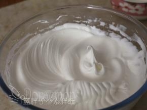 细砂糖分三次加入蛋白中，用电动打蛋器打发到干性发泡，即提起打蛋器时尖端是短而小的尖峰。