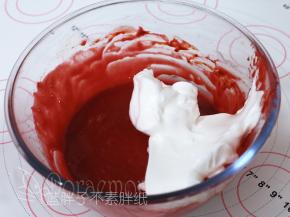 取1/3的蛋白霜加入到蛋黄糊中，用橡皮刮刀翻拌均匀。