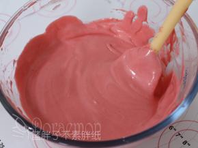 再倒回蛋白霜中，继续翻拌均匀，直至看不到一丝蛋白，面糊呈细腻光滑状。