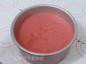 将面糊倒入模具中，用刮刀稍微抹平，再震两下。