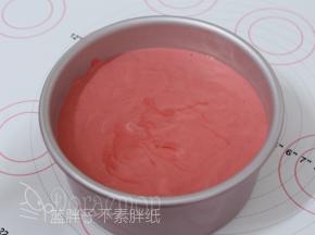 将面糊倒入模具中，用刮刀稍微抹平，再震两下。