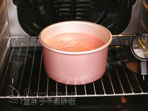 送入预热好的烤箱，上下火150℃，底层，烤55分钟。