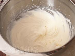 淡奶油加入细砂糖，打发到刚刚出现纹路的状态。