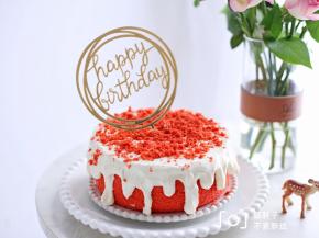 蛋糕晾凉之后脱模。表面淋上淡奶油，再用蛋糕屑做装饰。