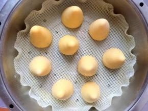 依次全部整好型放在蒸锅中，醒发十分钟。水开后上锅蒸十二分钟即可