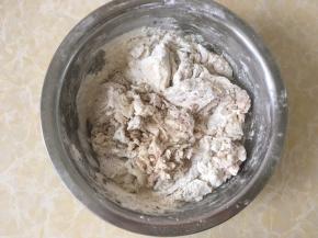 加入清水，用筷子活成棉絮状