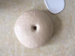 发酵好的面团，手指沾点干粉按下去，有个圆圆的洞，有轻微回弹即可