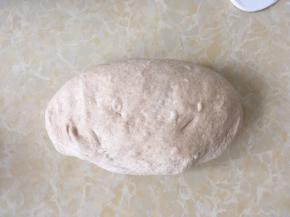 将发酵好的面团按压排气