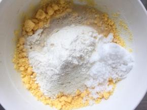把中筋面粉，酵母水，糖放在晾凉的玉米面粉中