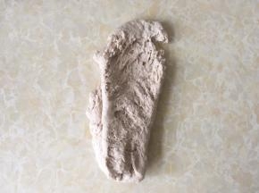 倒在揉面垫上，用手掌一直向前推揉，将面团推揉至起筋状态