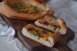 奶酪馅加了黄梅酱，酸甜可口，吃起来特别有食欲