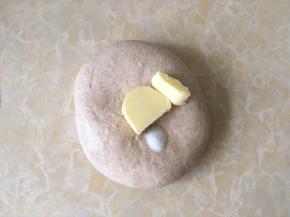 加入黄油跟盐，继续推揉，将材料揉均匀