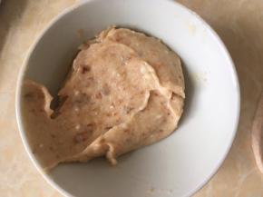 奶油奶酪加入黄梅酱搅拌均匀