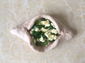 将两侧的面团折起，折成小船的形状，收口处捏紧