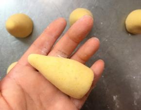 取一个先搓成锥形，边搓边用右手手指在底部钻一个洞