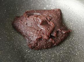 把红豆泥炒制能抱团，能看见豆沙会冒出少量的油即可，豆沙出锅放凉备用。