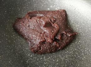 把红豆泥炒制能抱团，能看见豆沙会冒出少量的油即可，豆沙出锅放凉备用。
