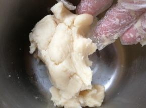 制作水皮的过程中可以手动制作油皮，油皮的材料非常简单，低筋面粉和玉米油混合均匀即可
。